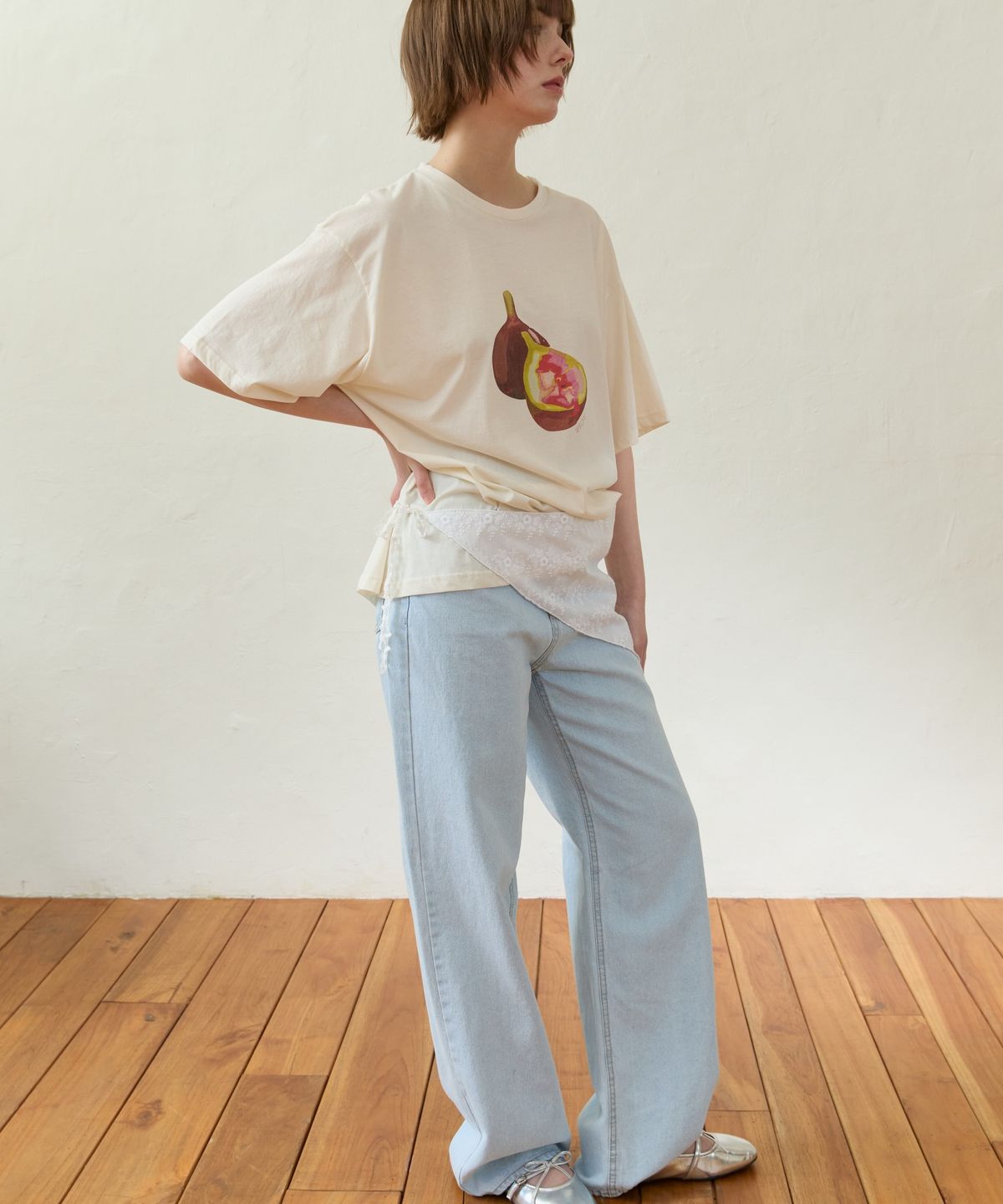 위오이(WIOE) Fig Hand Drawing T-shirt_Cream