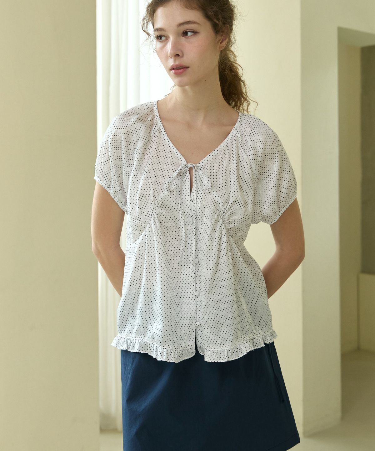 위오이(WIOE) Satin Dot Ribbon Blouse_White