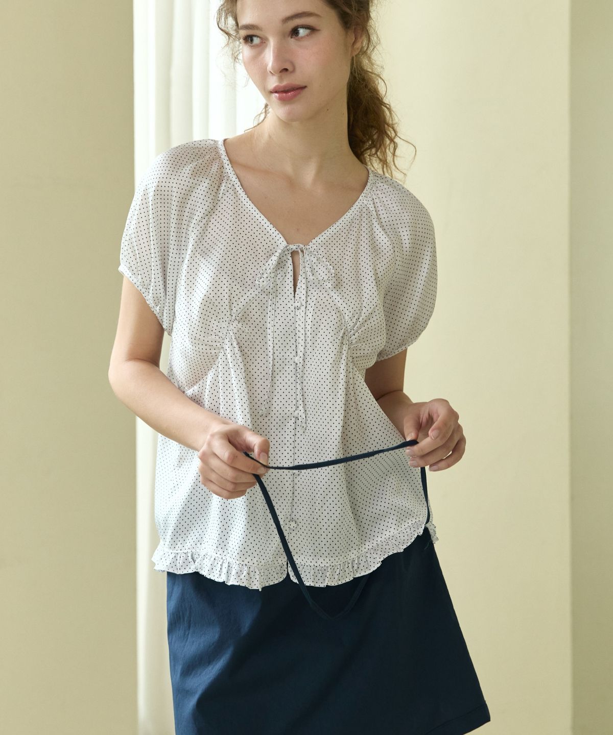 위오이(WIOE) Satin Dot Ribbon Blouse_White