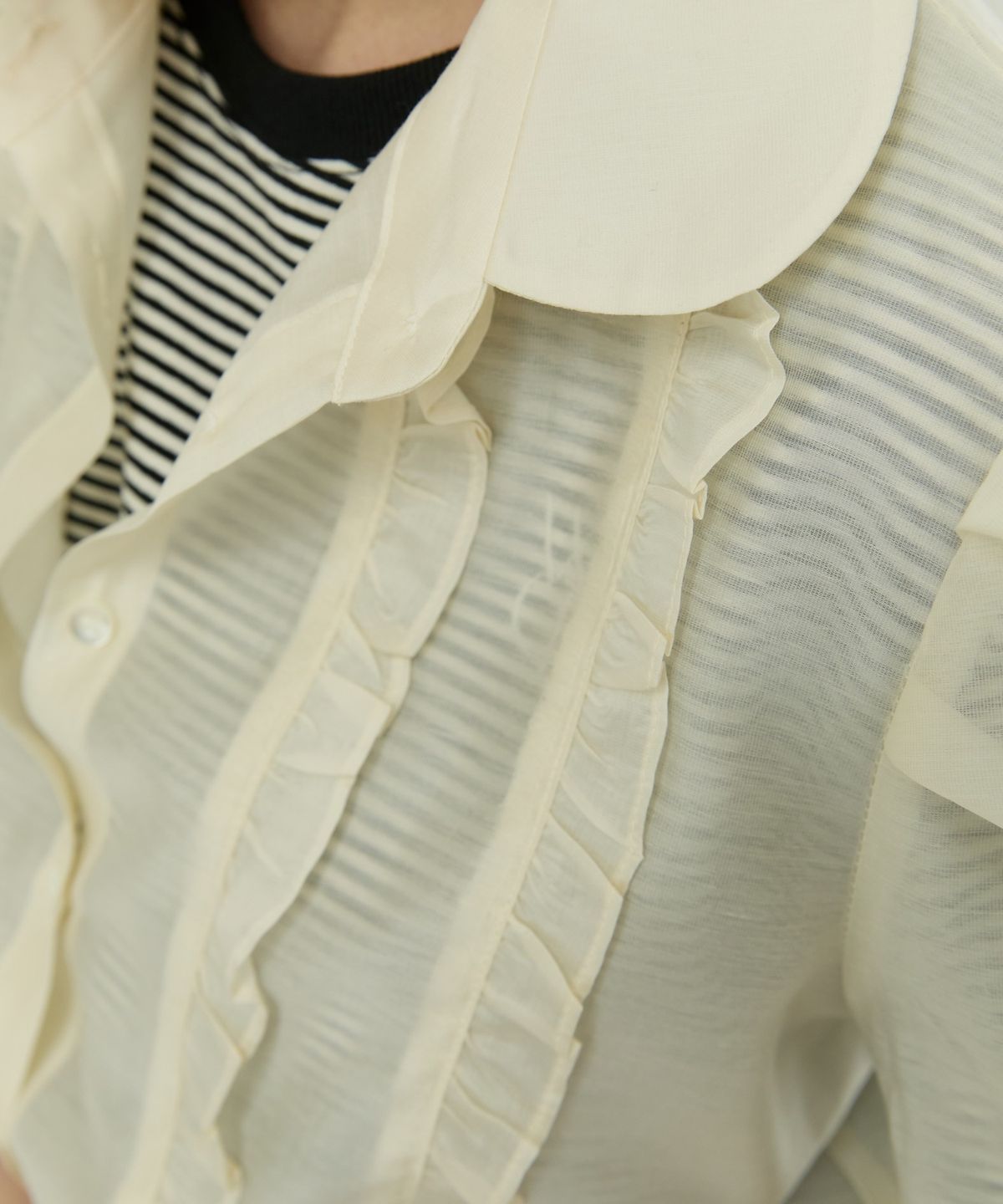 위오이(WIOE) Seethrouh Frill Blouse_Cream