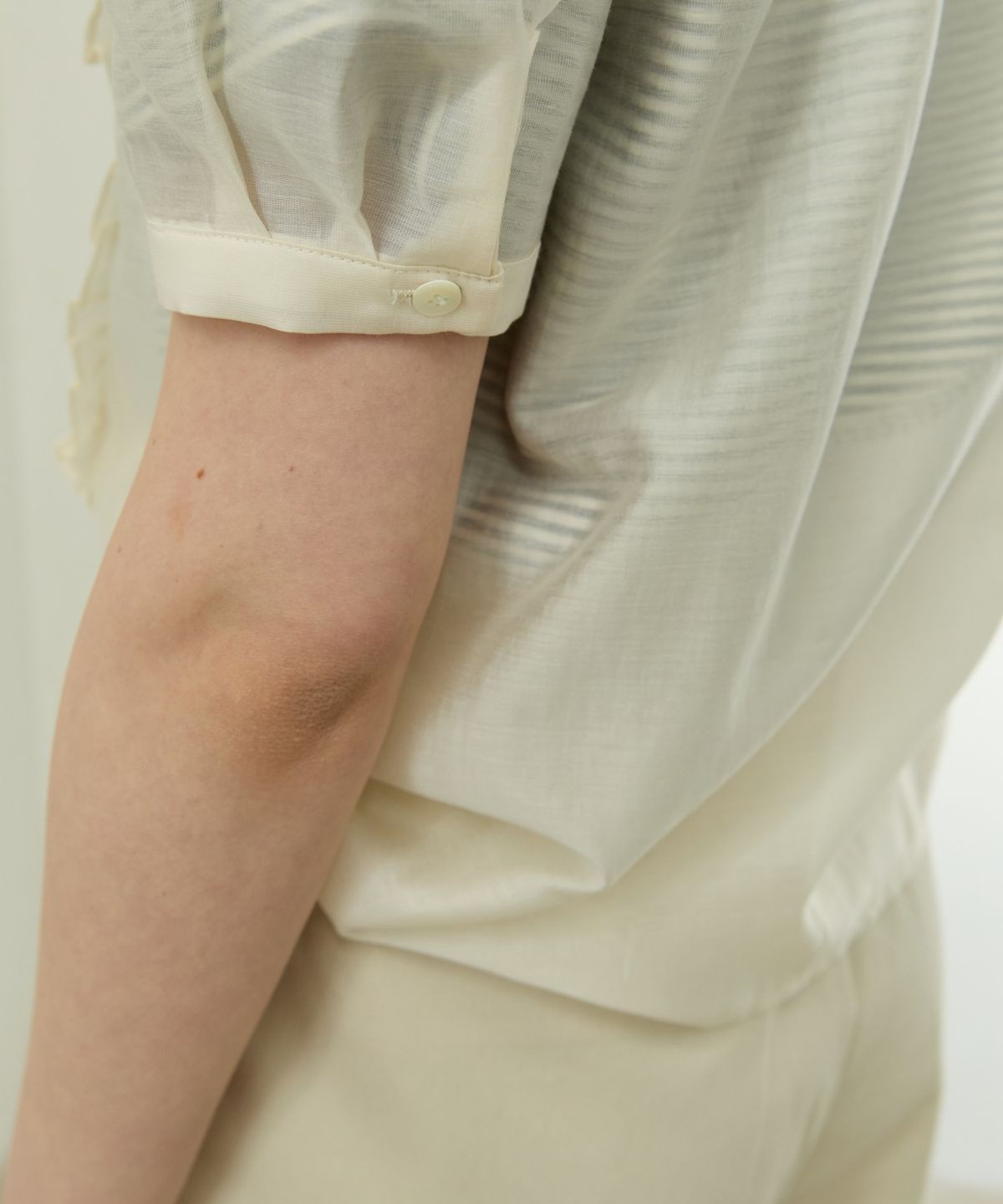 위오이(WIOE) Seethrouh Frill Blouse_Cream