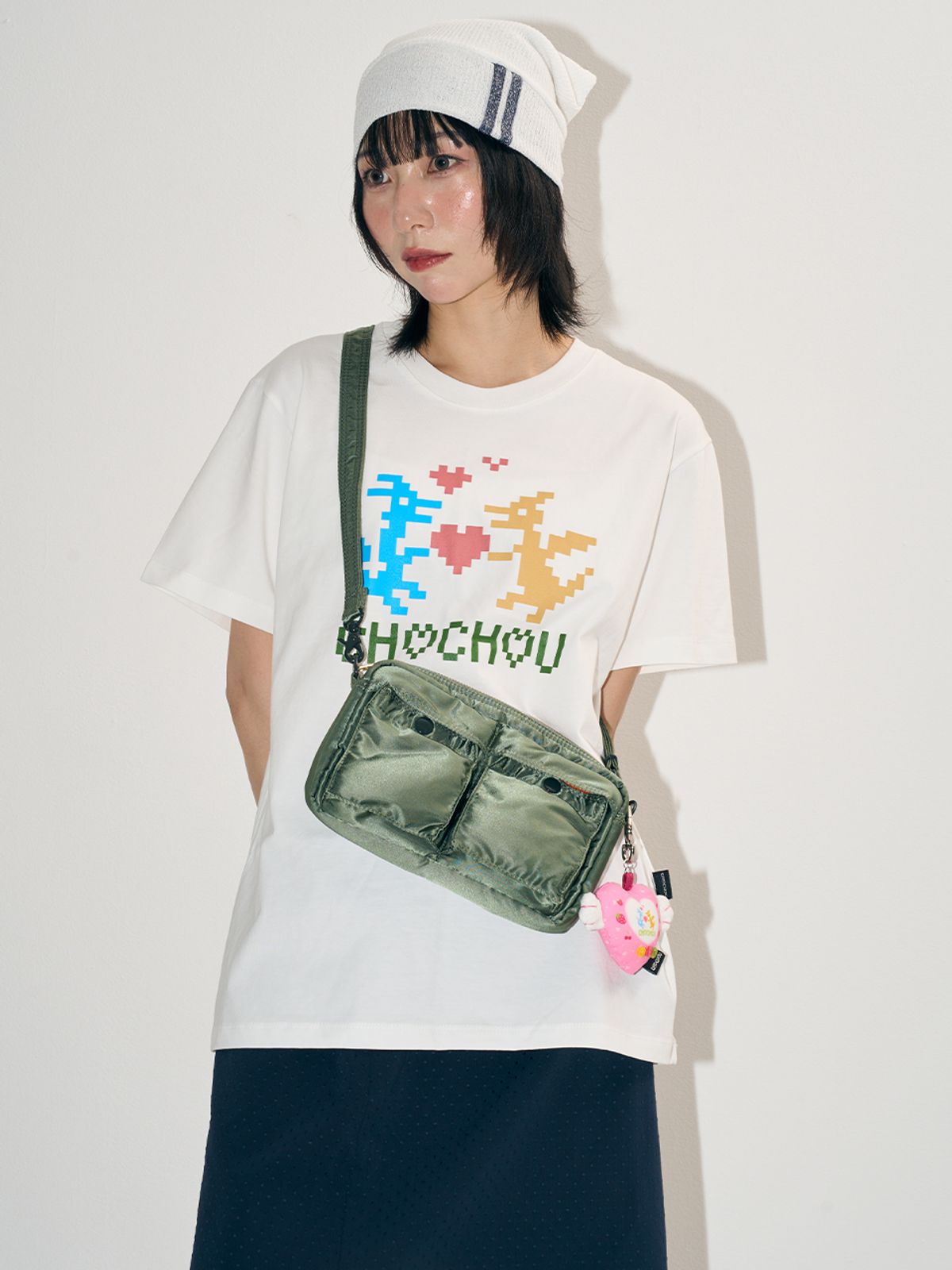 초슈(CHOCHOU) 오버핏 앤션트 픽셀 러브 티 [오프화이트]