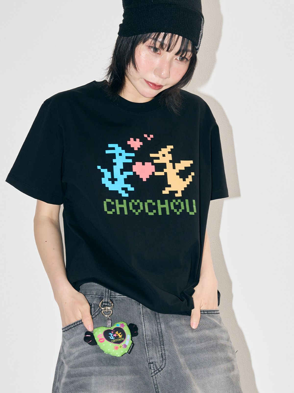 초슈(CHOCHOU) 오버핏 앤션트 픽셀 러브 티 [블랙]