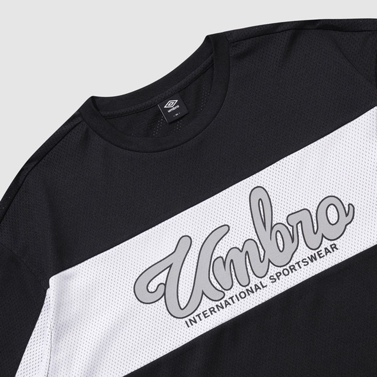 엄브로(UMBRO) 컬러블럭 오버핏 메쉬 긴팔티셔츠 (커버업 겸용) 블랙(UQ321CRL72)