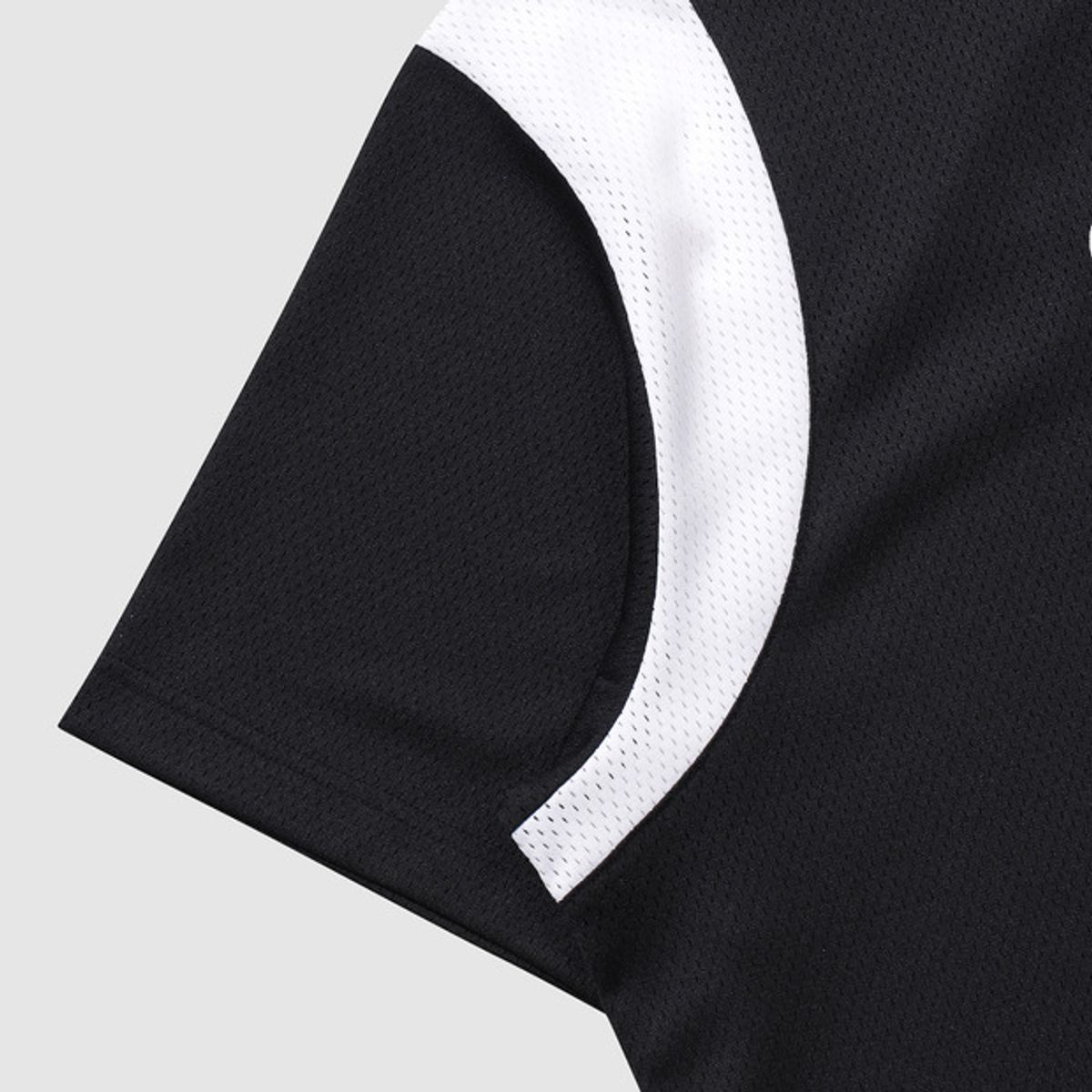 엄브로(UMBRO) 스포티 레터링 메쉬 반팔티셔츠 블랙(UQ321CRS72)