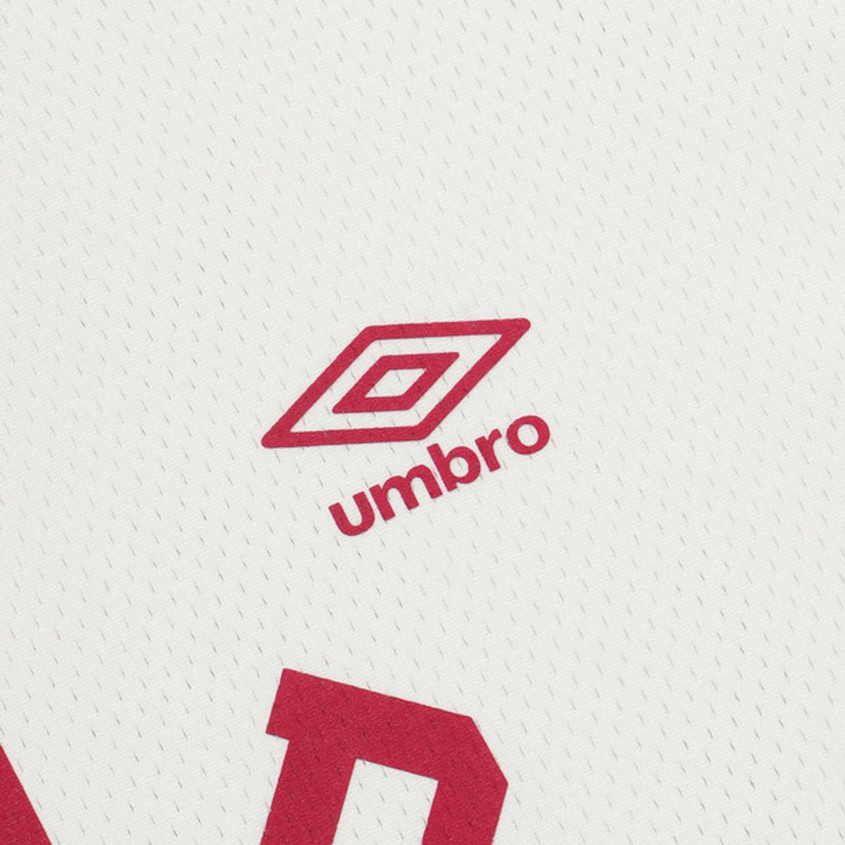 엄브로(UMBRO) 원포인트 메쉬 반팔 티셔츠 화이트(UQ321CRS71)