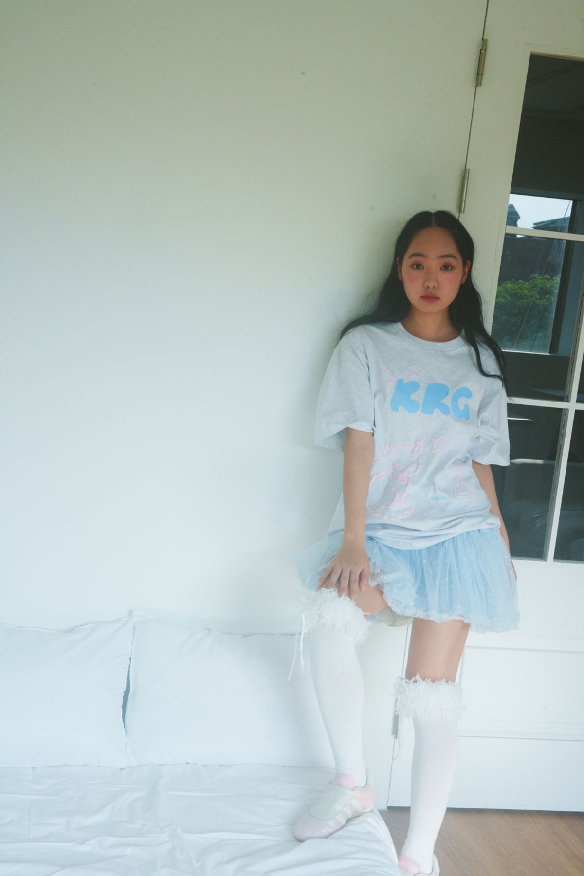 샤키리(SHAKIRI) 키리걸 박시 티셔츠 (라이트그레이)