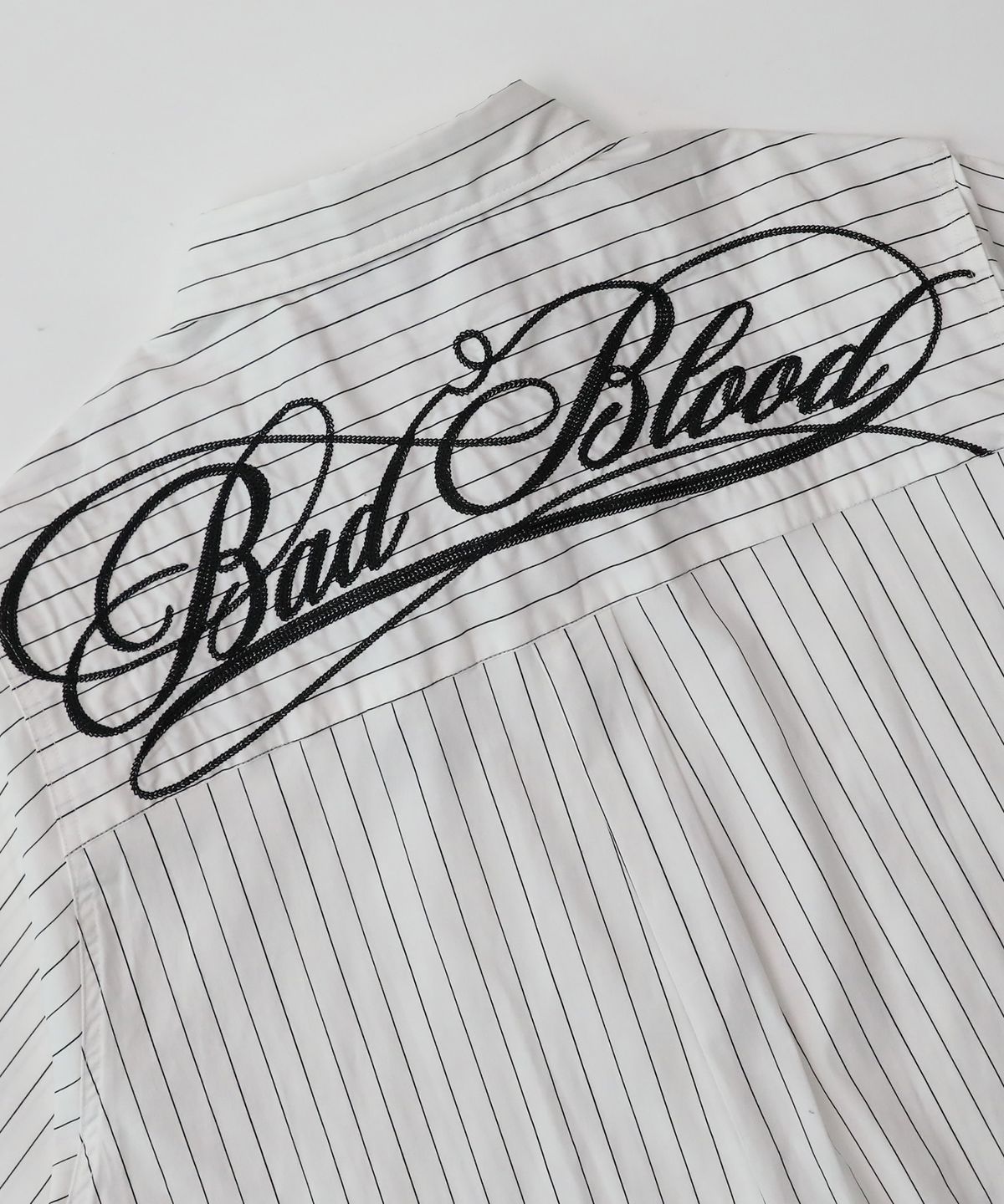 배드블러드(BADBLOOD) 다크 클래식 숏슬리브 셔츠 - 화이트/스트라이프