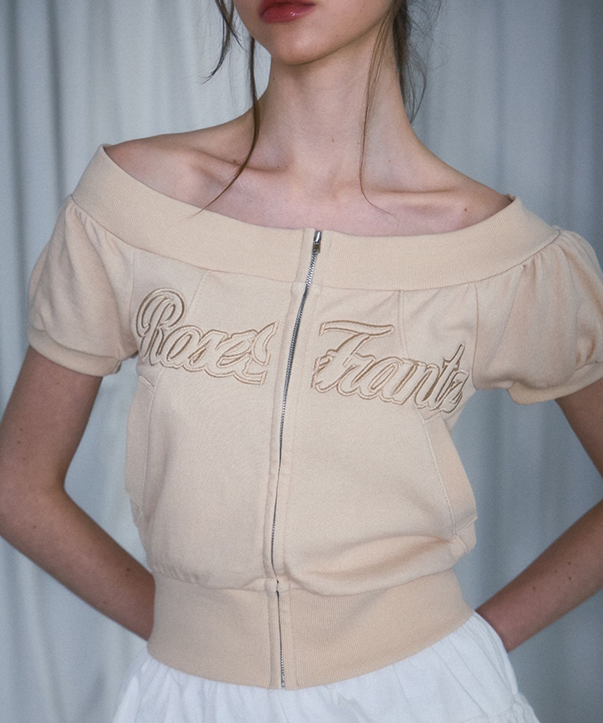 로제프란츠(ROSEFRANTZ) Pigment Off Shoulder Zip-up [Beige]