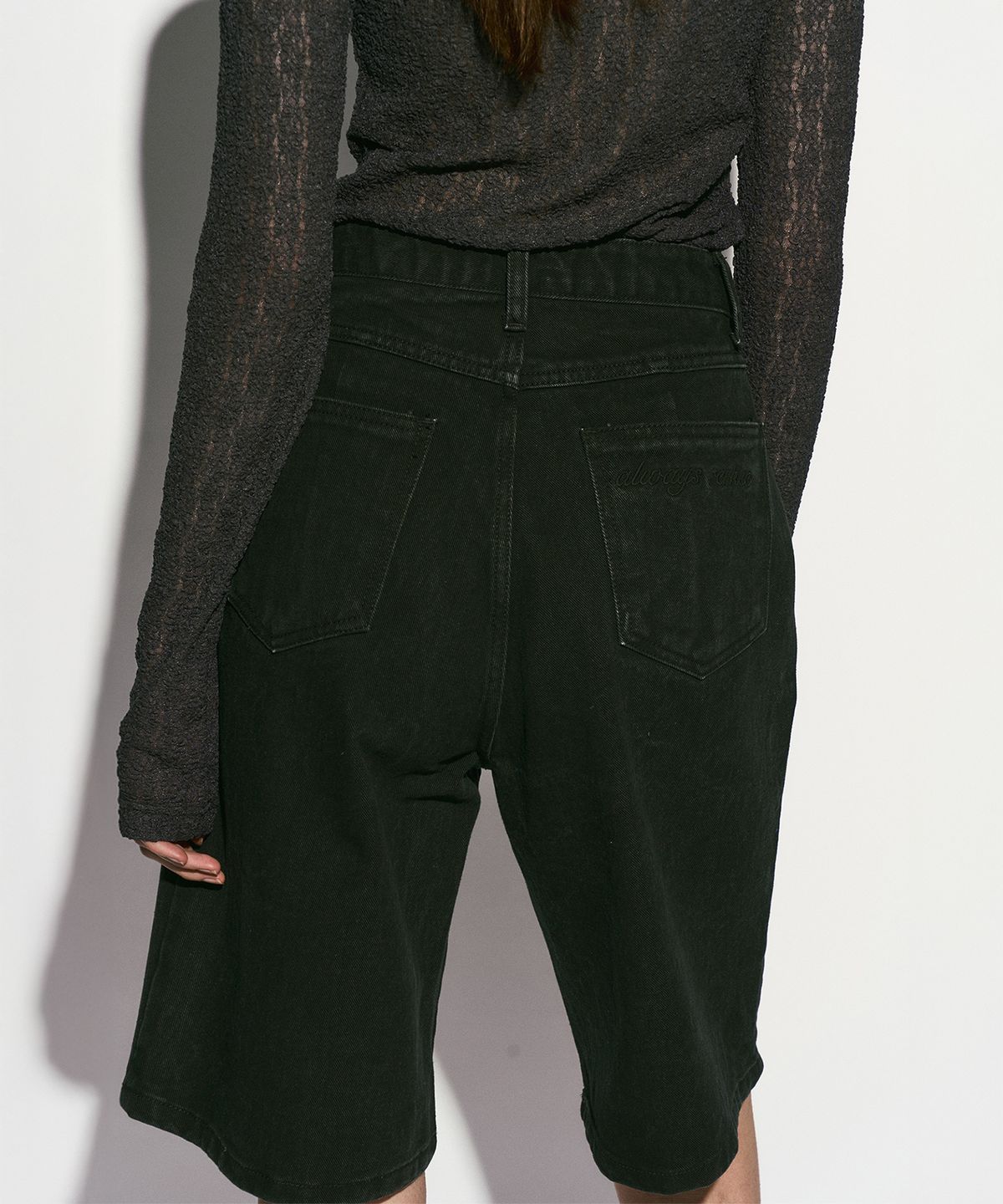 리이(RE RHEE) BERMUDA SHORTS WASHED BLACK