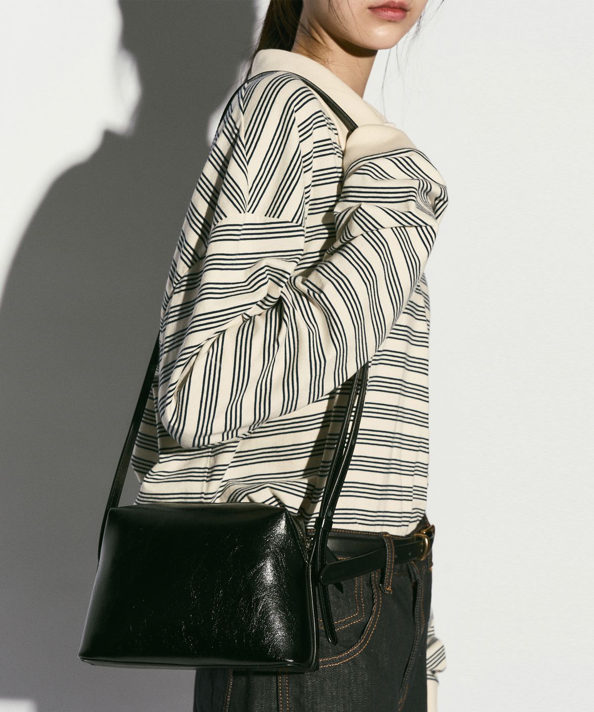 리이(RE RHEE) SQUARE CROSSBODY BAG BLACK