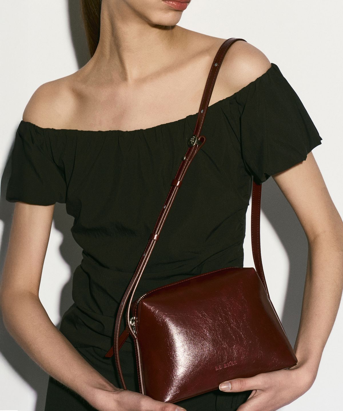 리이(RE RHEE) SQUARE CROSSBODY BAG BURGUNDY