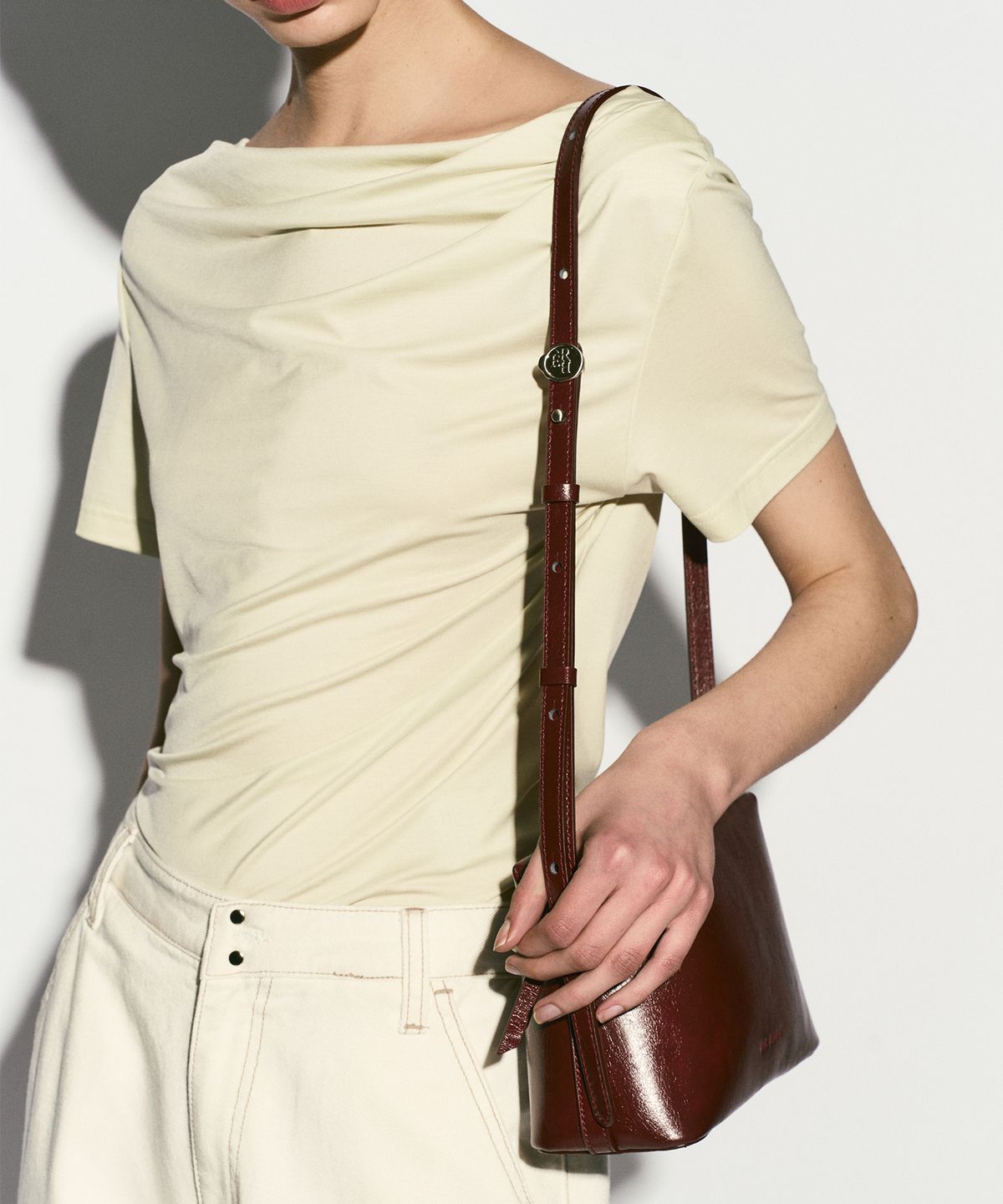리이(RE RHEE) SQUARE CROSSBODY BAG BURGUNDY
