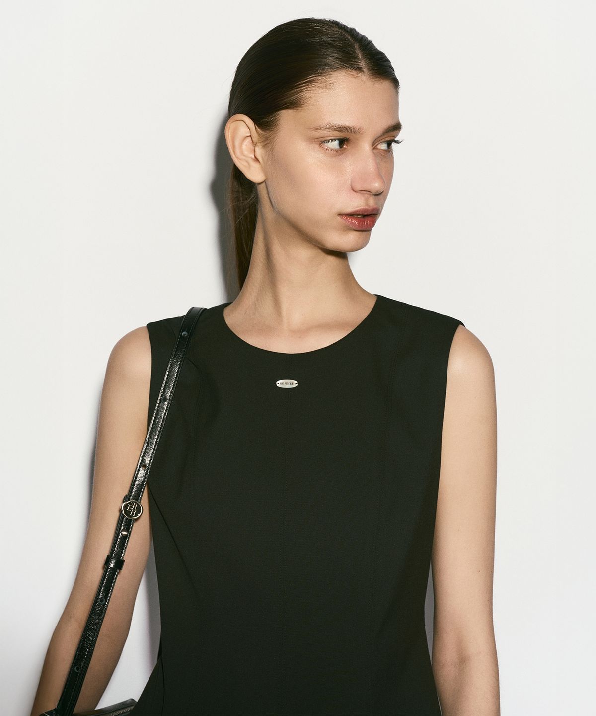 리이(RE RHEE) LOGO PLAQUE SLEEVELESS MINI DRESS