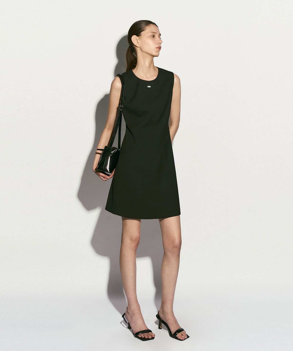 리이(RE RHEE) LOGO PLAQUE SLEEVELESS MINI DRESS