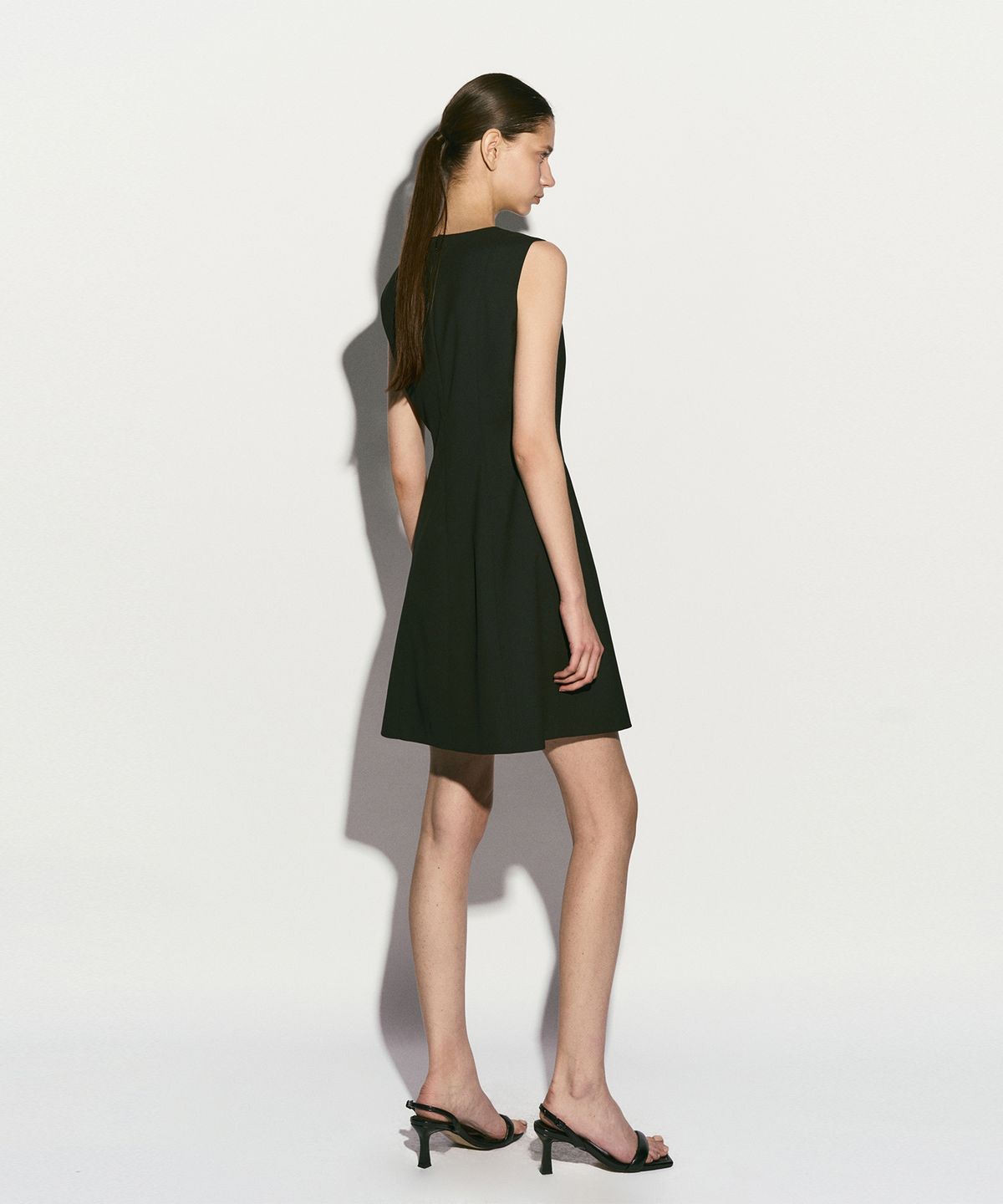 리이(RE RHEE) LOGO PLAQUE SLEEVELESS MINI DRESS