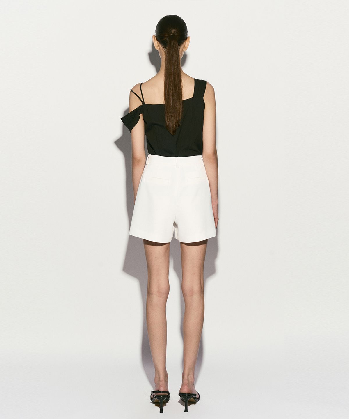 리이(RE RHEE) HIGH RISE SHORTS