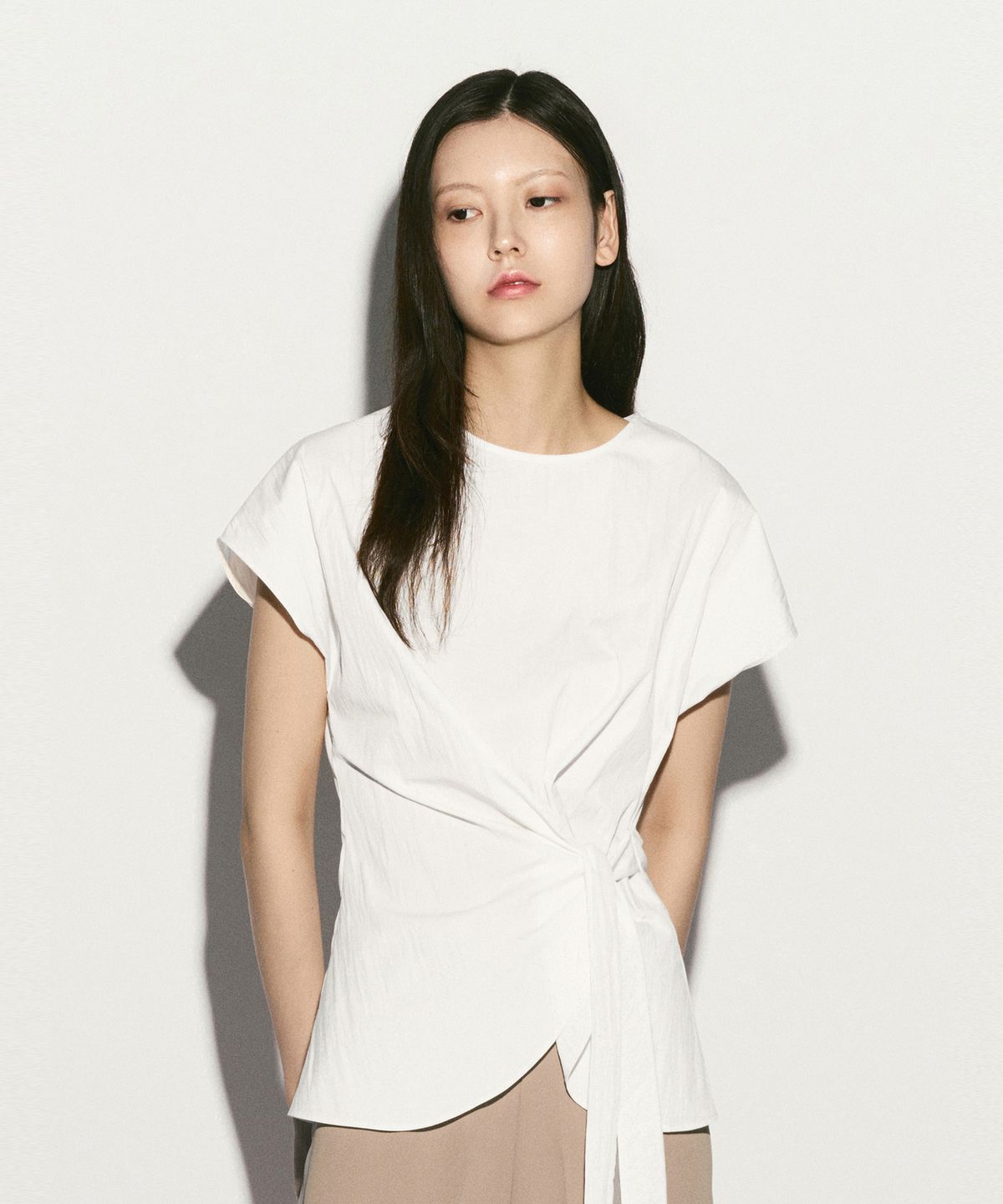 리이(RE RHEE) SIDE TIE TULIP HEM BLOUSE