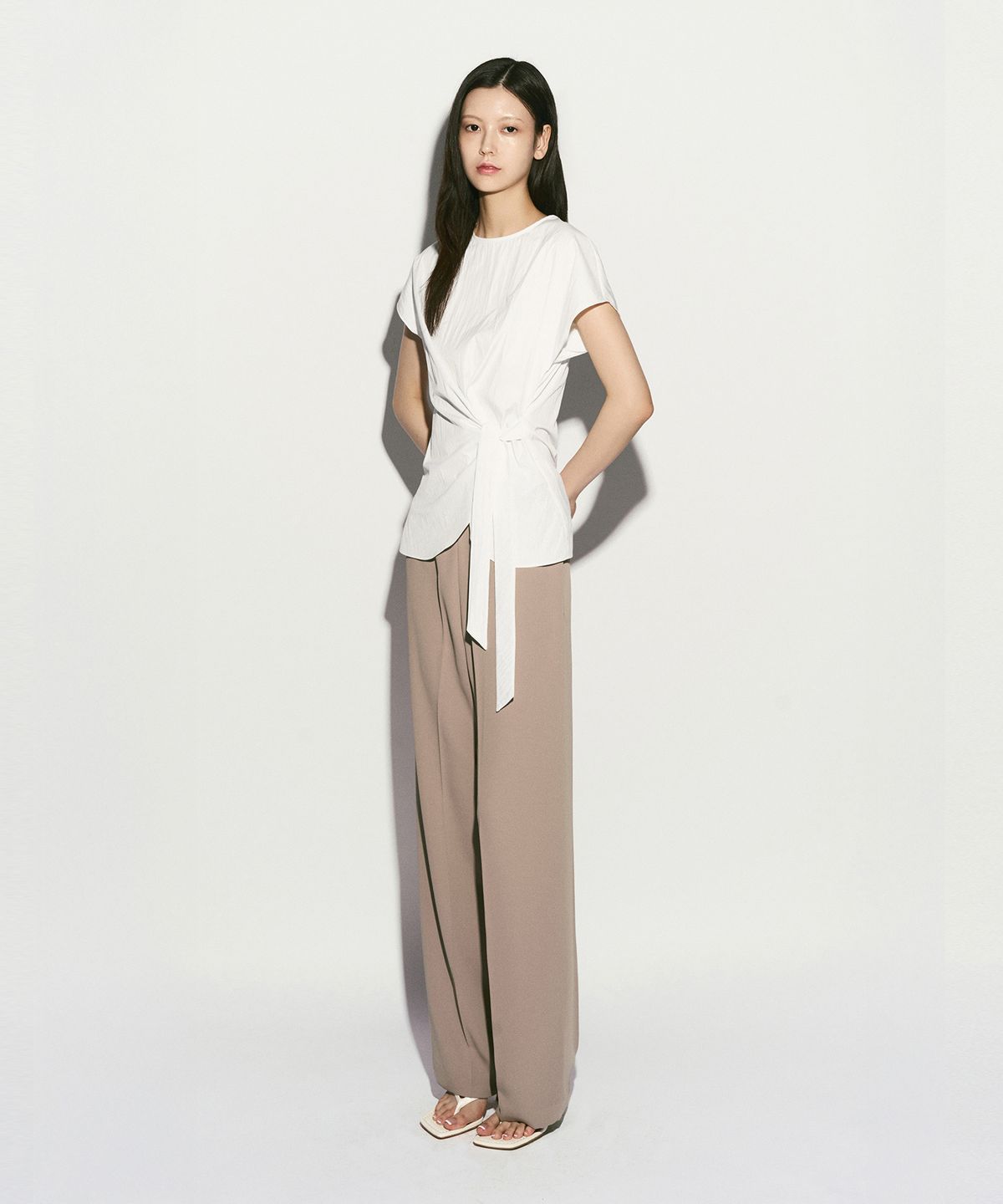 리이(RE RHEE) SIDE TIE TULIP HEM BLOUSE