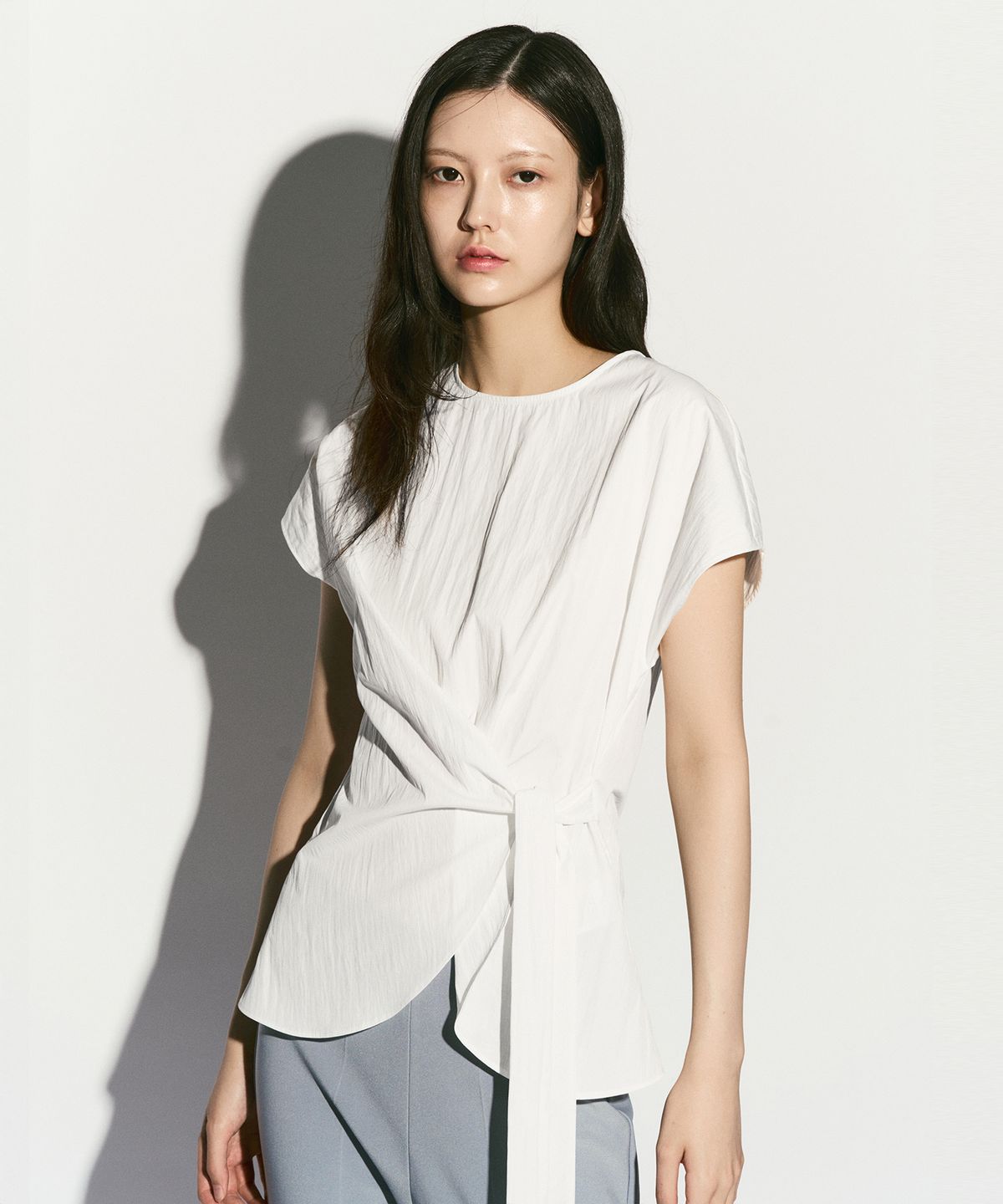 리이(RE RHEE) SIDE TIE TULIP HEM BLOUSE