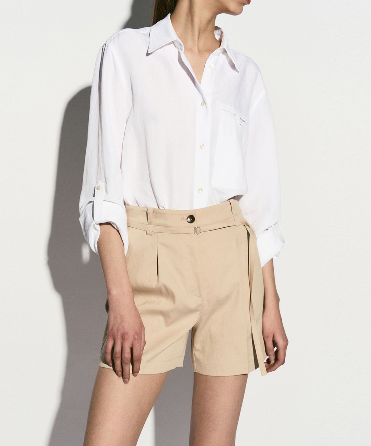 리이(RE RHEE) PINTUCKED BELTED SHORTS