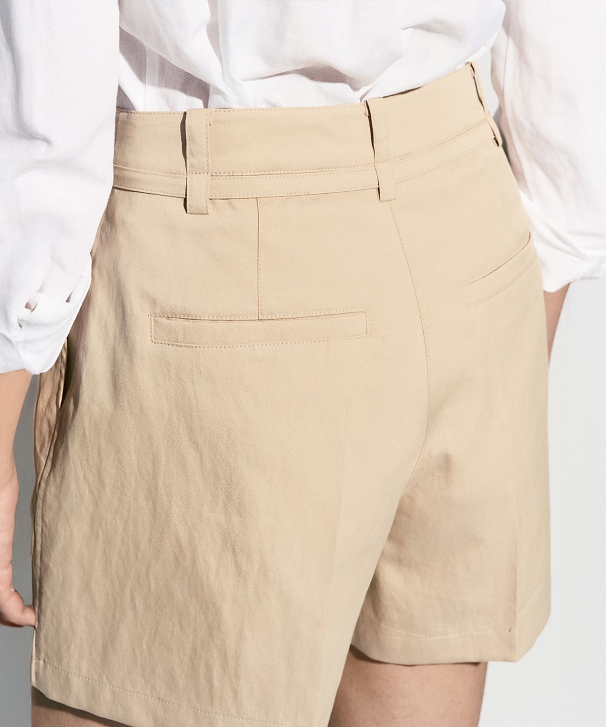 리이(RE RHEE) PINTUCKED BELTED SHORTS