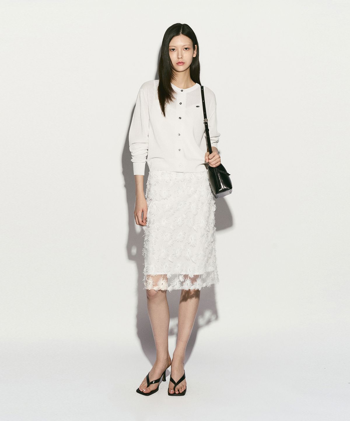 리이(RE RHEE) LOGO PLAQUE CARDIGAN WHITE