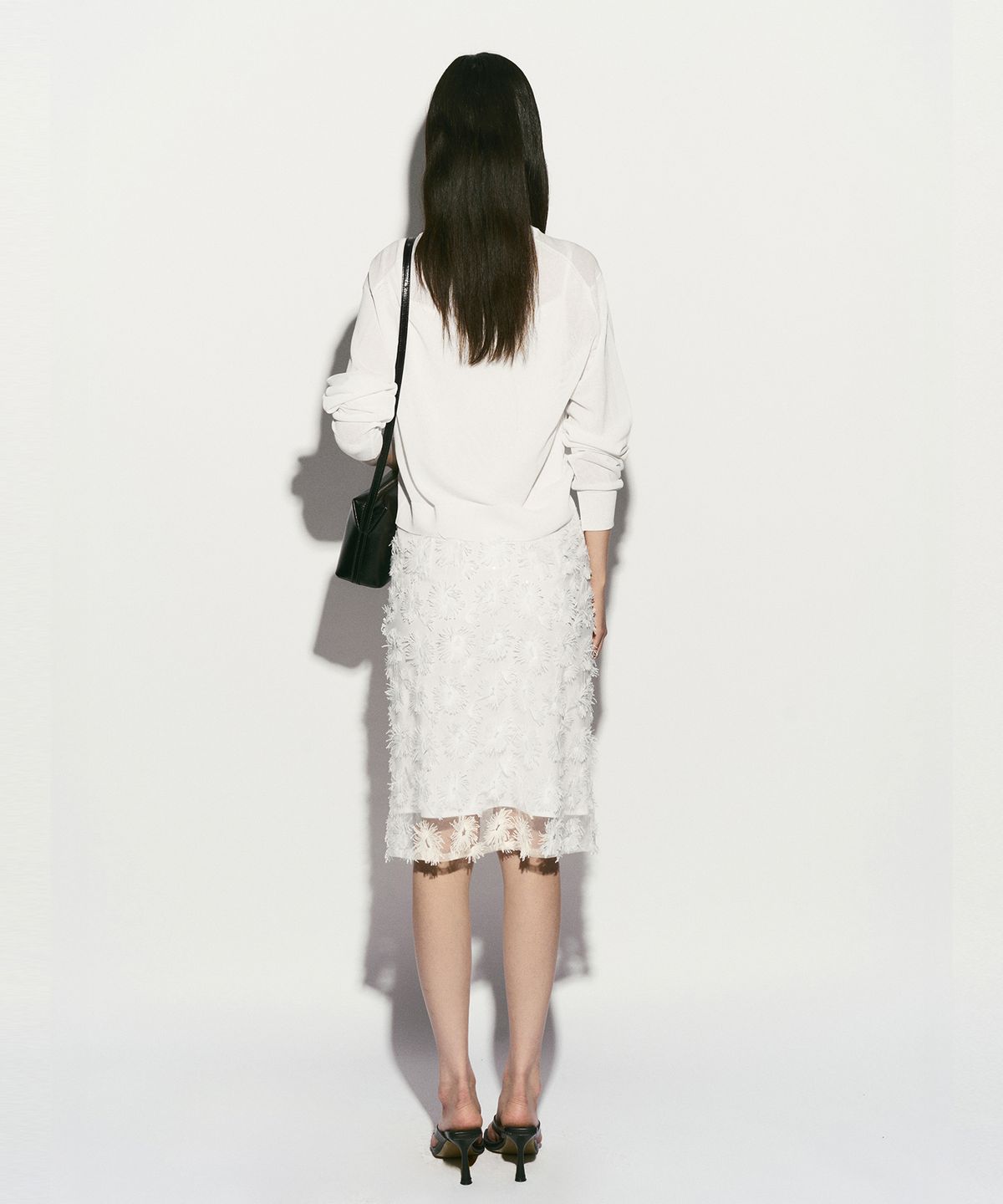 리이(RE RHEE) LOGO PLAQUE CARDIGAN WHITE