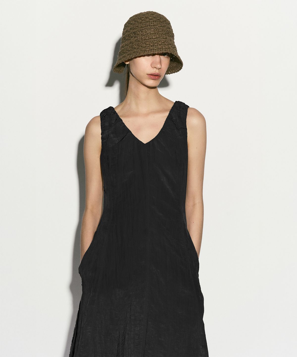 리이(RE RHEE) CRINKLED SLEEVELESS MIDI DRESS CHARCOAL GRAY