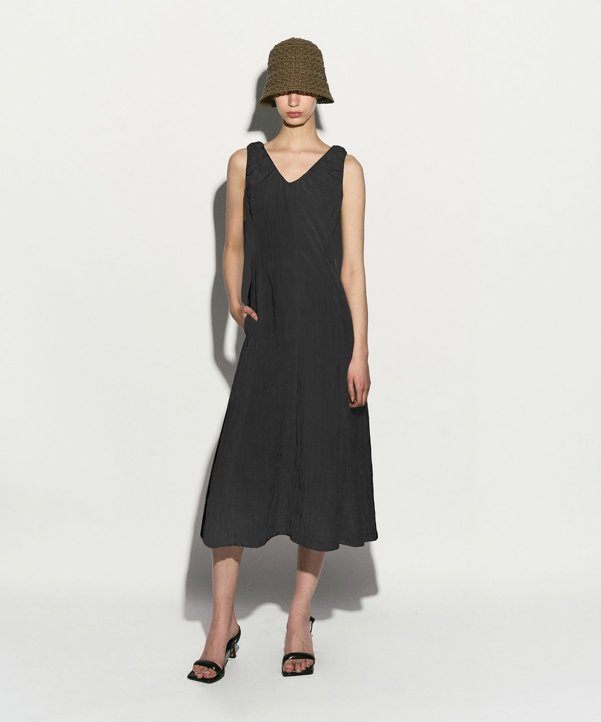 리이(RE RHEE) CRINKLED SLEEVELESS MIDI DRESS CHARCOAL GRAY