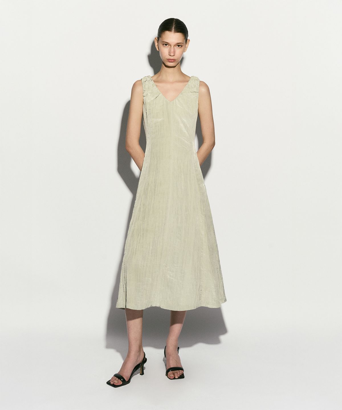 리이(RE RHEE) CRINKLED SLEEVELESS MIDI DRESS MELON
