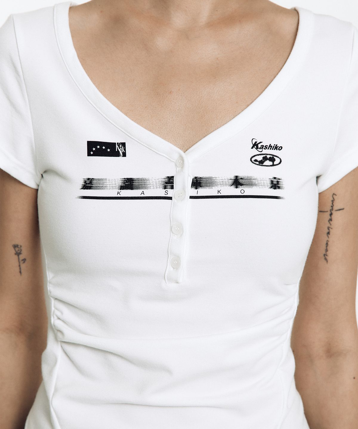 카시코(KASHIKO) Zen Button Henley Neck Top White