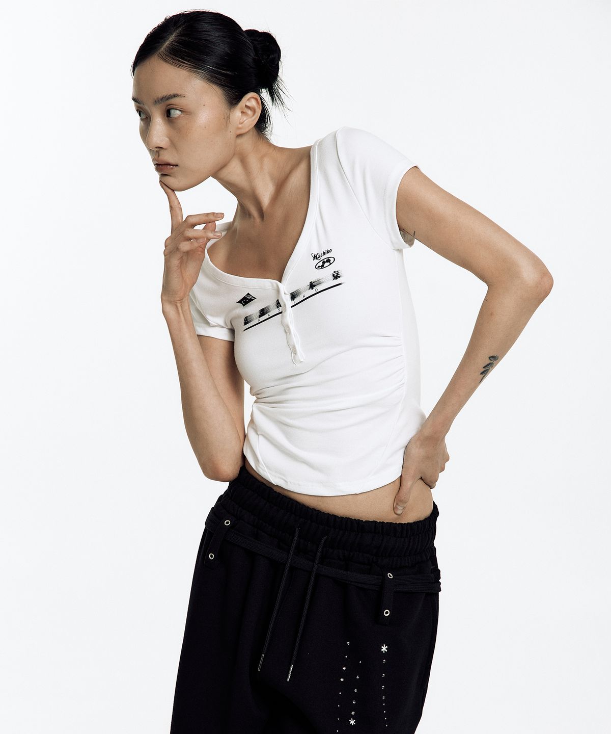 카시코(KASHIKO) Zen Button Henley Neck Top White