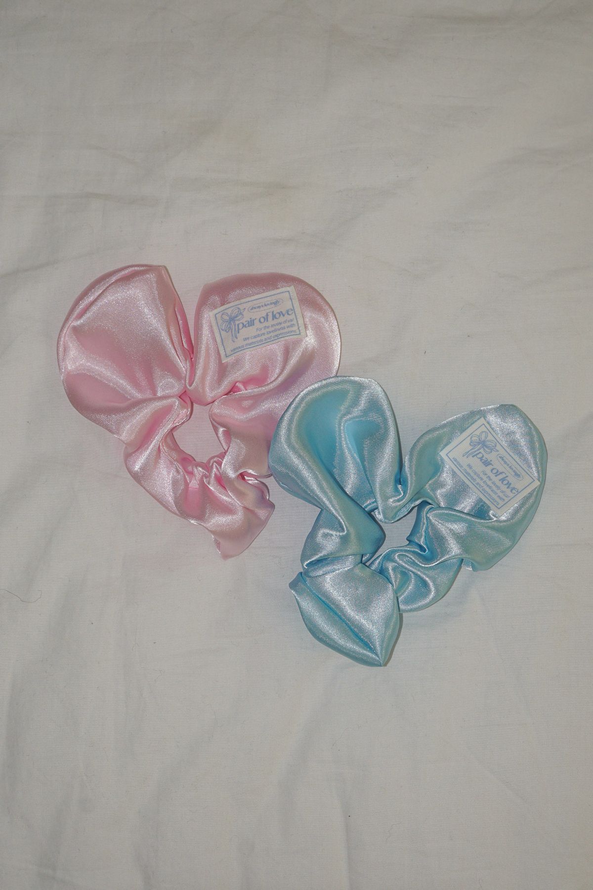 페어오브러브(PAIR OF LOVE) SATIN HEART SCRUNCHIE (ICE BLUE)