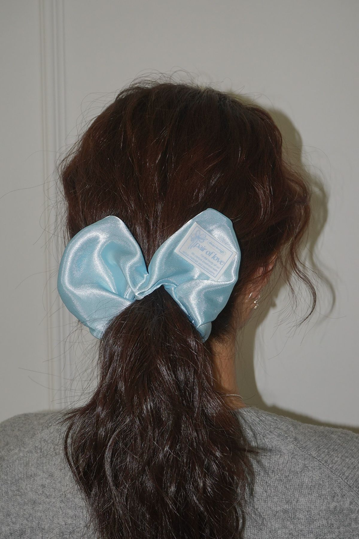 페어오브러브(PAIR OF LOVE) SATIN HEART SCRUNCHIE (ICE BLUE)
