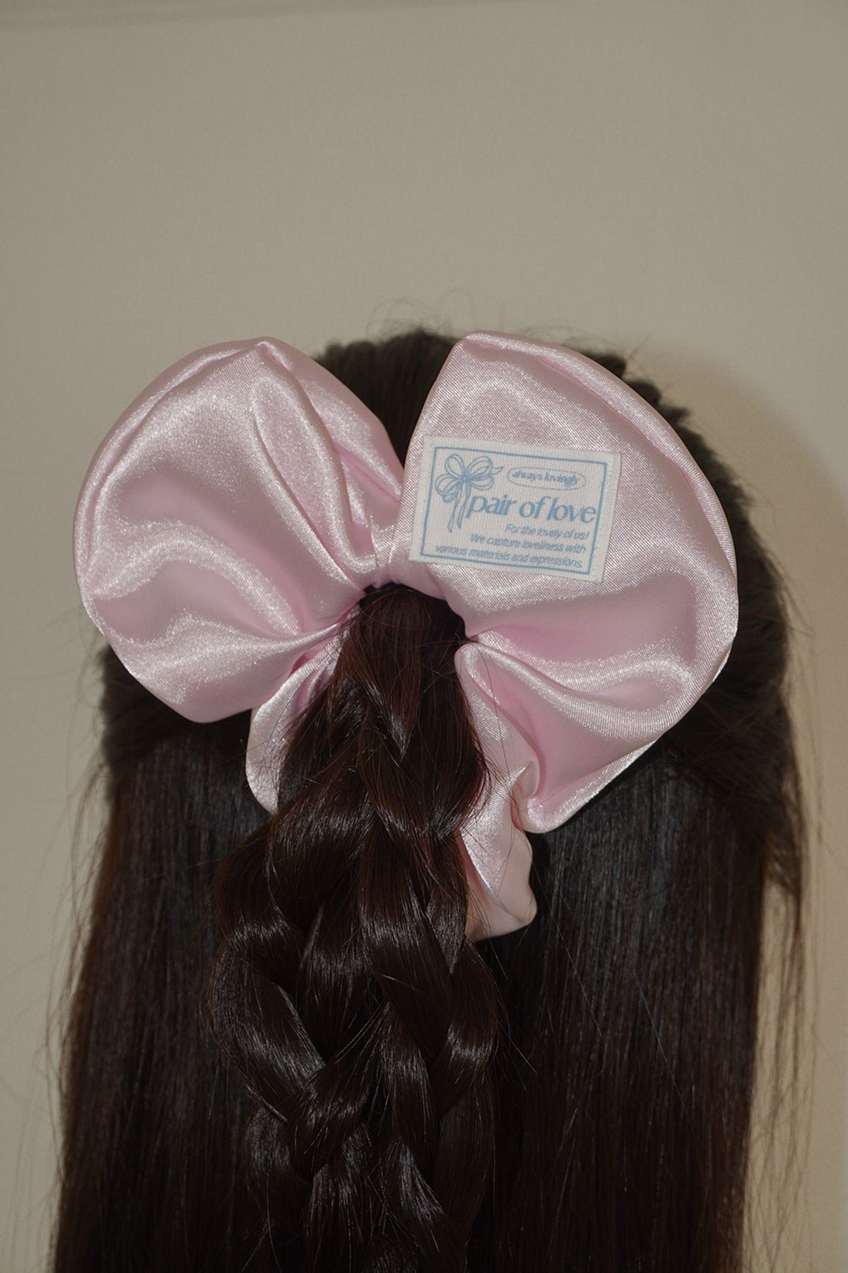 페어오브러브(PAIR OF LOVE) SATIN HEART SCRUNCHIE (BABY PINK)