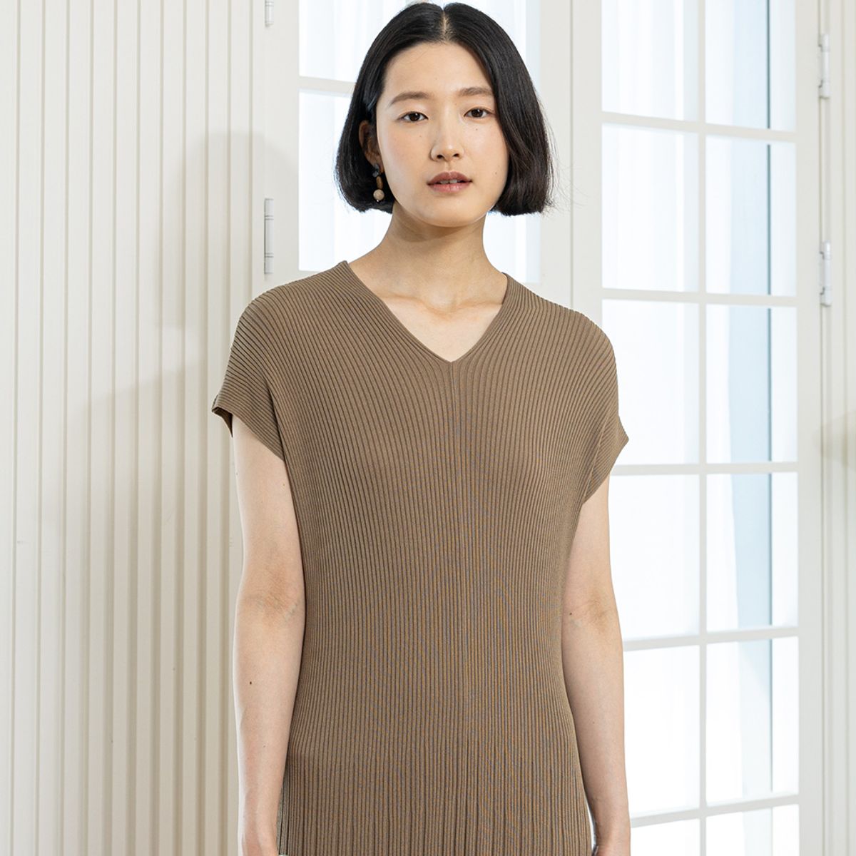 랭썬(LANGSON) LS_V-neck pleated dress_KHAKI