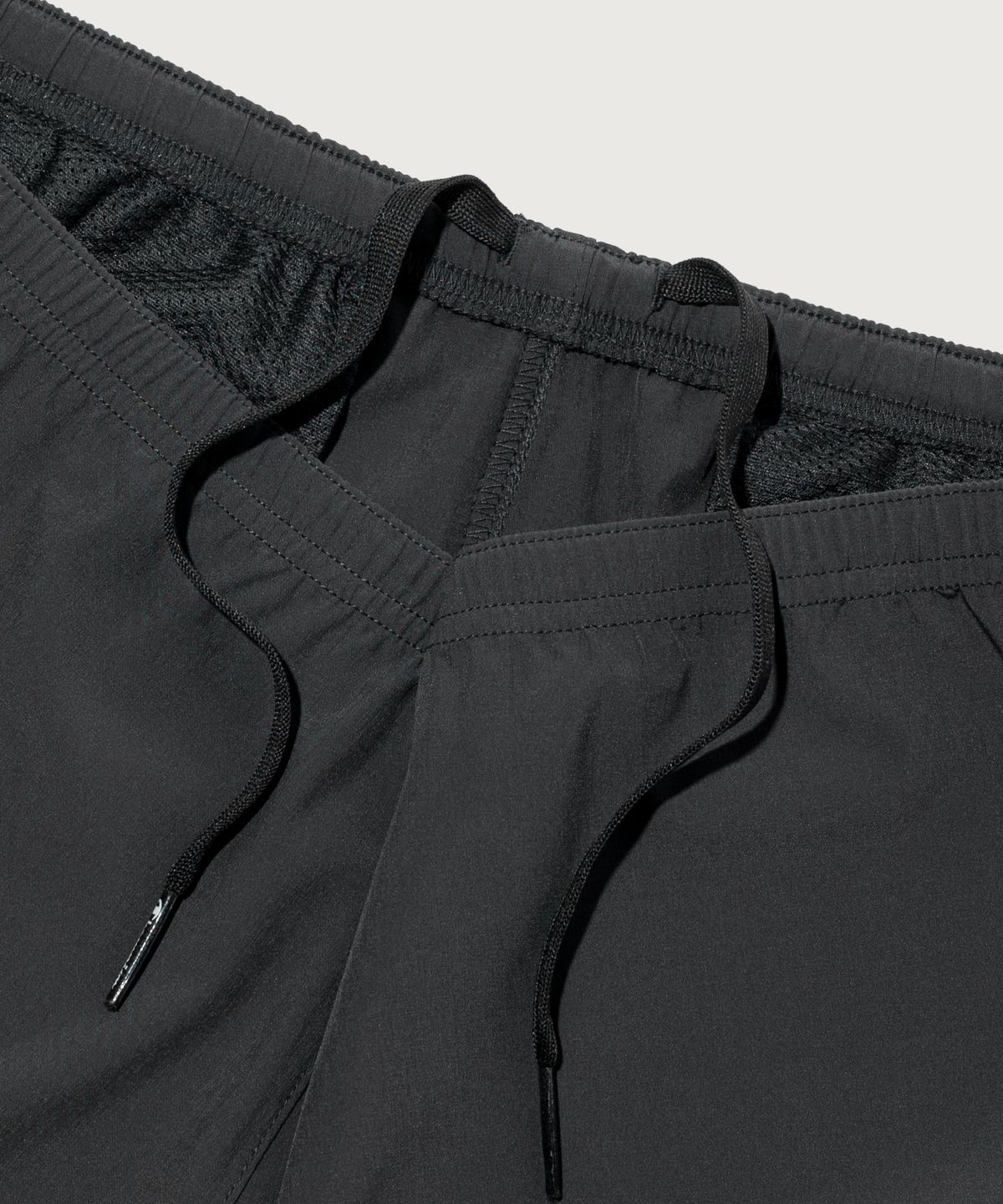 챔피온(CHAMPION) C로고 우븐 5인치 숏팬츠 Charcoal