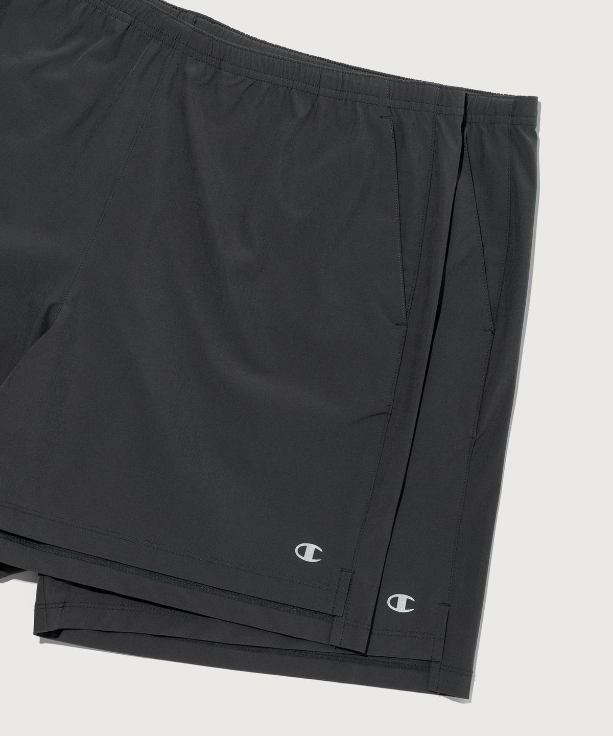 챔피온(CHAMPION) C로고 우븐 7인치 숏팬츠 Charcoal