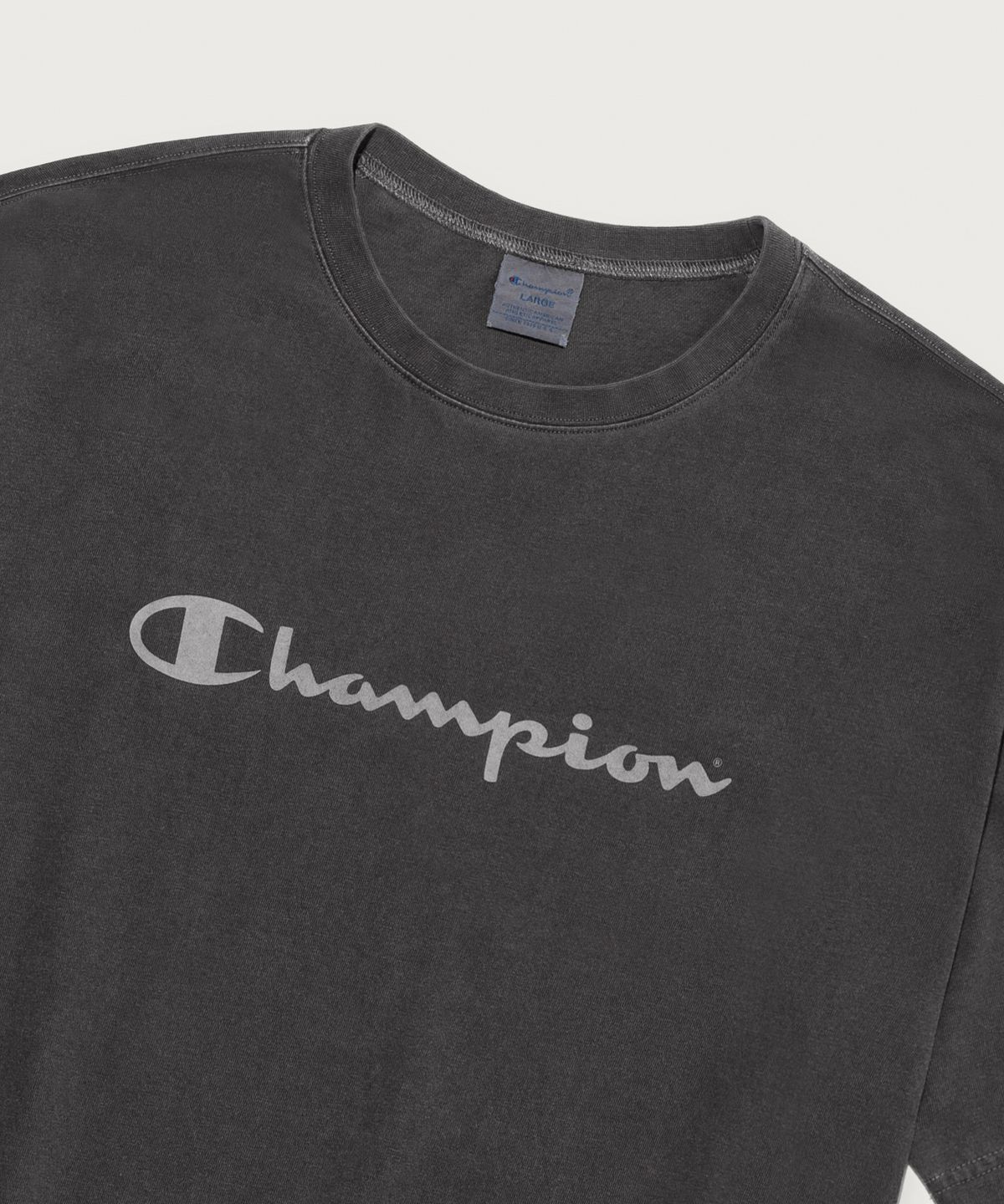 챔피온(CHAMPION) 빅 로고 피그먼트 반팔 티셔츠 Charcoal