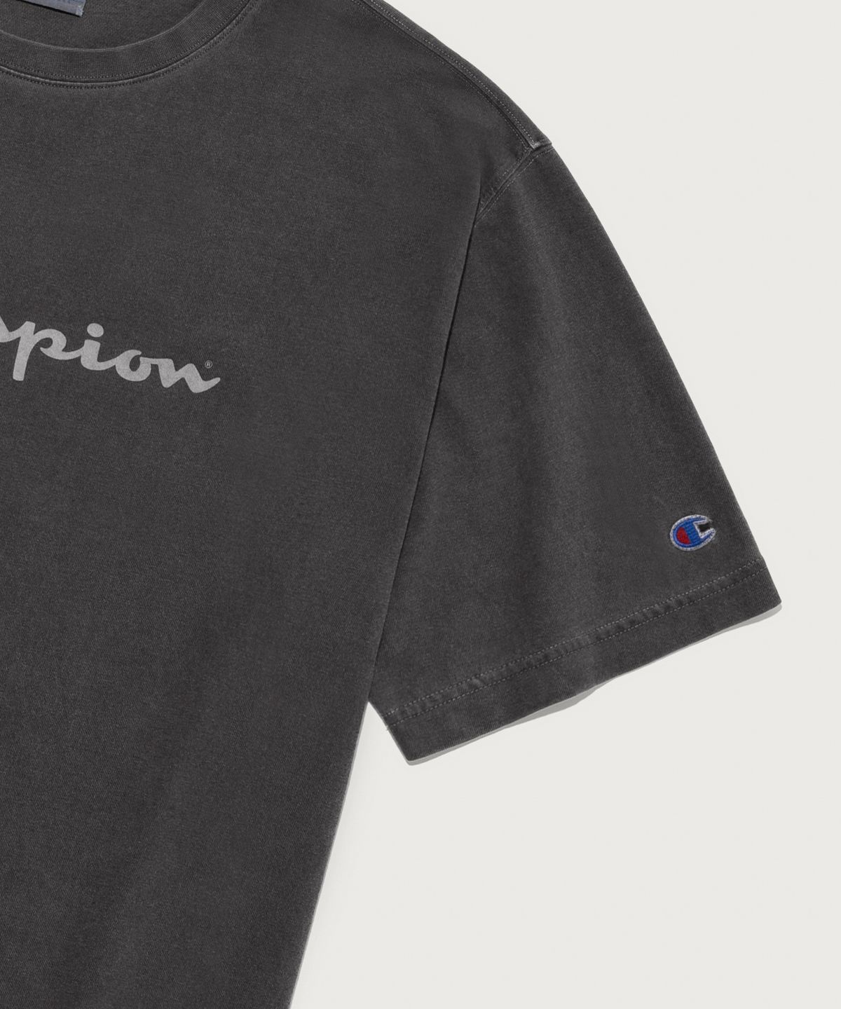 챔피온(CHAMPION) 빅 로고 피그먼트 반팔 티셔츠 Charcoal