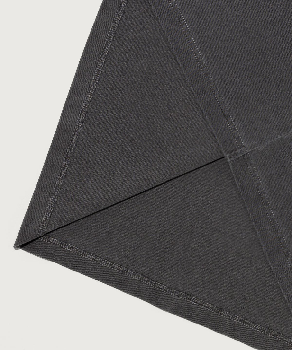 챔피온(CHAMPION) 빅 로고 피그먼트 반팔 티셔츠 Charcoal