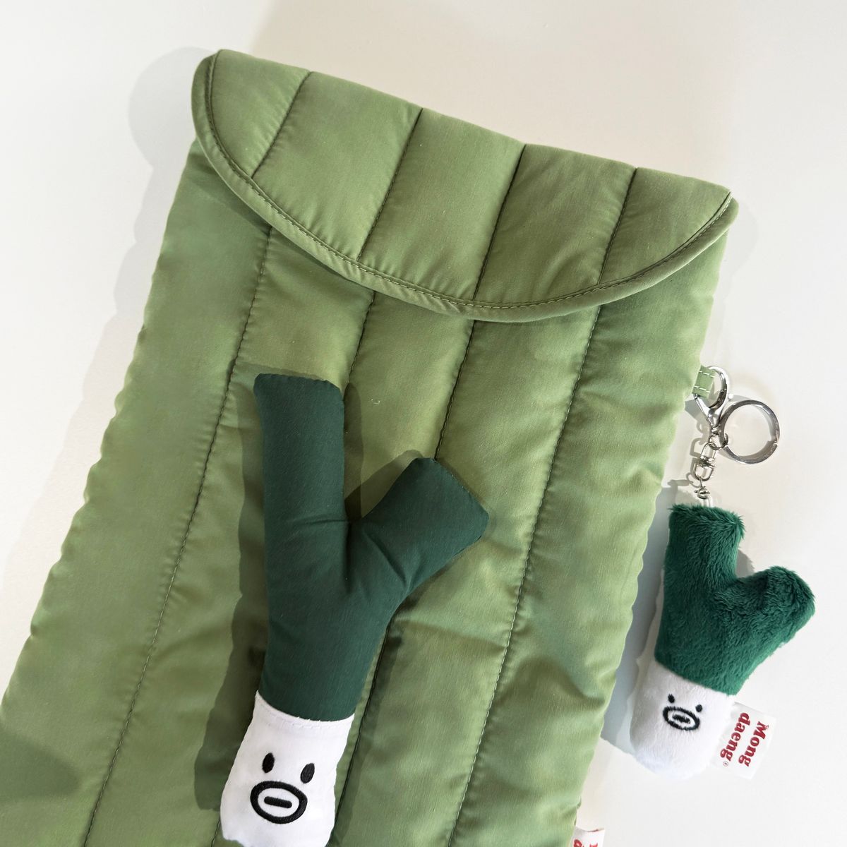 몽댕(MONGDAENG) Green Onion Mustache laptop/ipad pouch 웅이 아부지 대파 아이패드 노트북 파우치 13-15인치