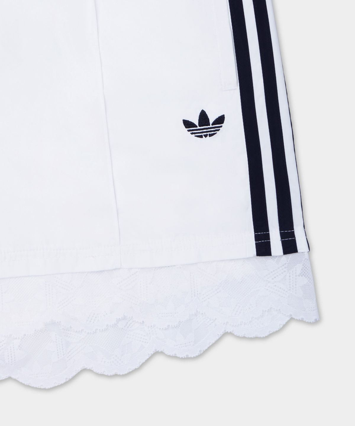아디다스(ADIDAS) 레이스 트리밍 3-스트라이프 숏 팬츠 - 화이트 / IL2420