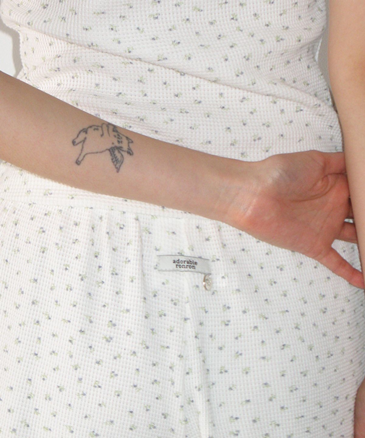 론론(RONRON) WALFFLE FLORAL SHORT PANTS WHITE
