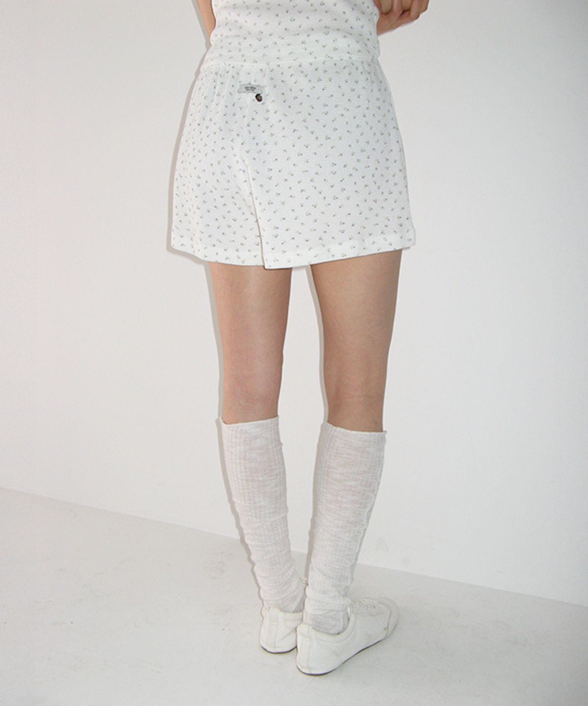 론론(RONRON) WALFFLE FLORAL SHORT PANTS WHITE