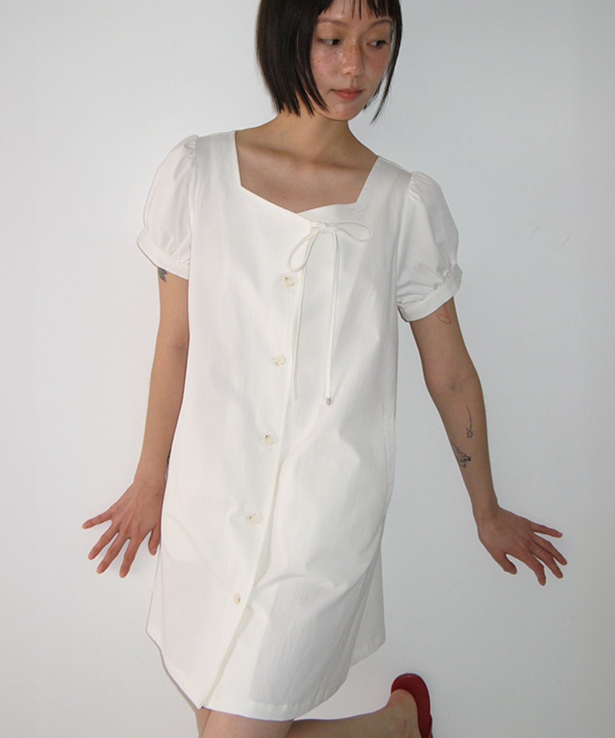 론론(RONRON) CHARMING PUFF SLEEVE BUTTON DRESS WHITE