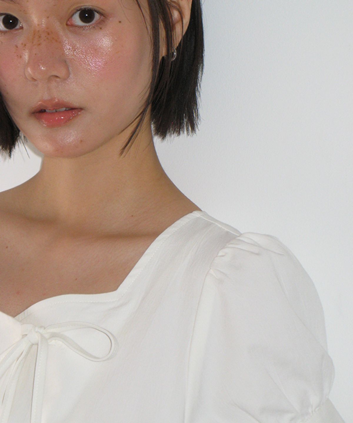 론론(RONRON) CHARMING PUFF SLEEVE BUTTON DRESS WHITE