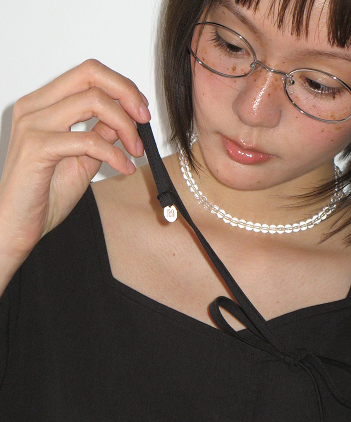 론론(RONRON) CHARMING PUFF SLEEVE BUTTON DRESS BLACK