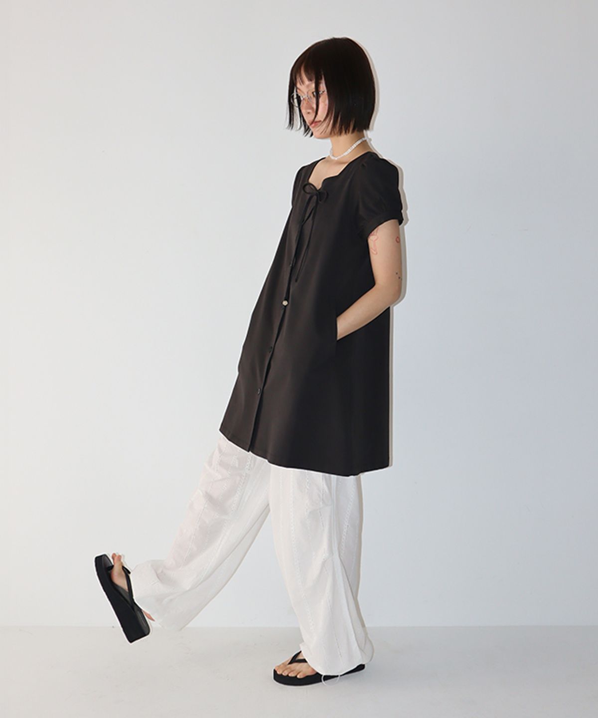론론(RONRON) CHARMING PUFF SLEEVE BUTTON DRESS BLACK